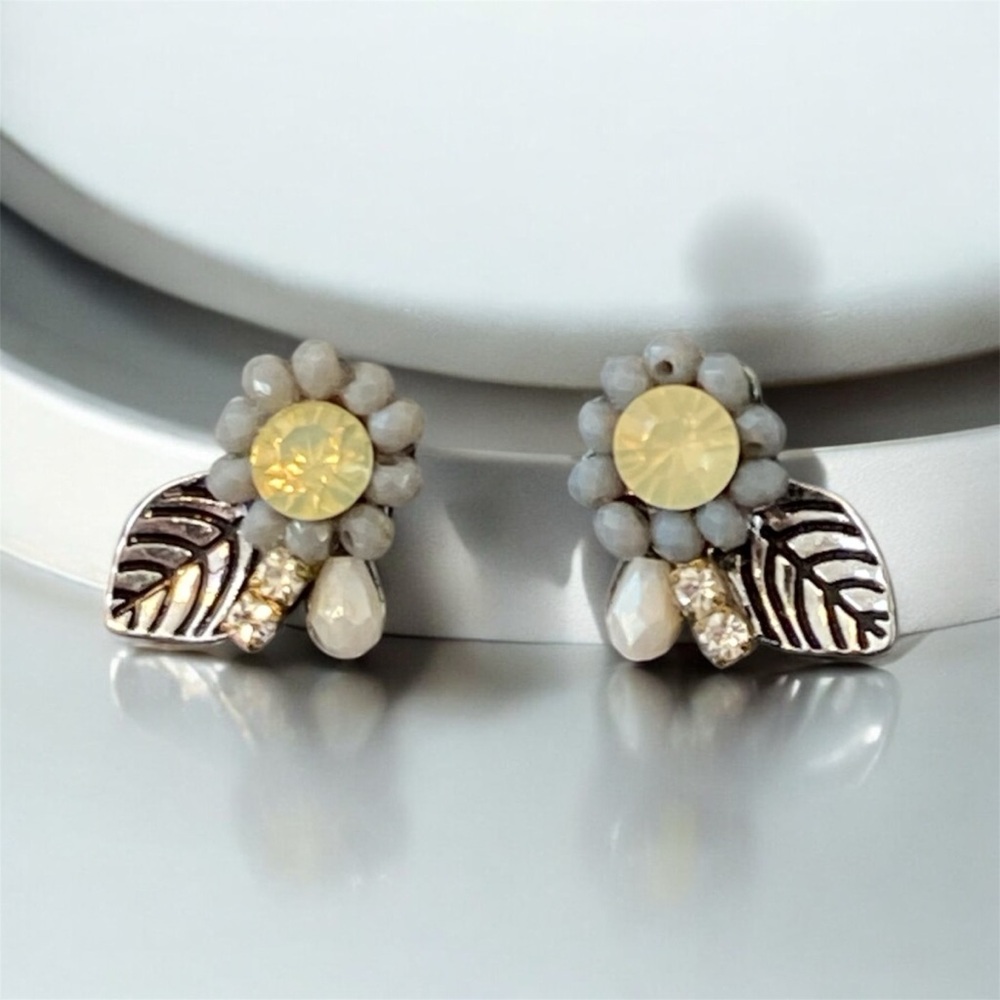 Gray Floral Earrings with Leaf Accent women’s mini